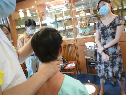 香港で中国特種鍼法の有名な金先生の治療